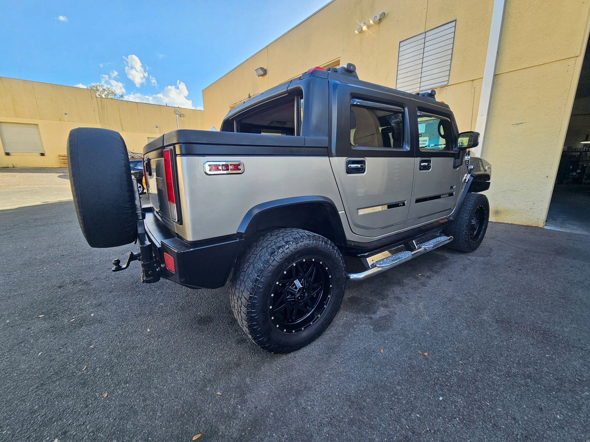 Used 2005 HUMMER H2 SUT w/ Preferred Equipment Group image 11