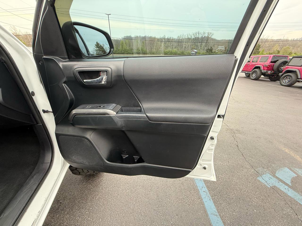 Used 2017 Toyota Tacoma TRD Sport w/ Premium & Technology Package image 39