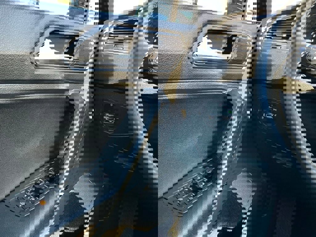 Used 2020 Volkswagen Tiguan SE w/ Panoramic Sunroof Package image 23