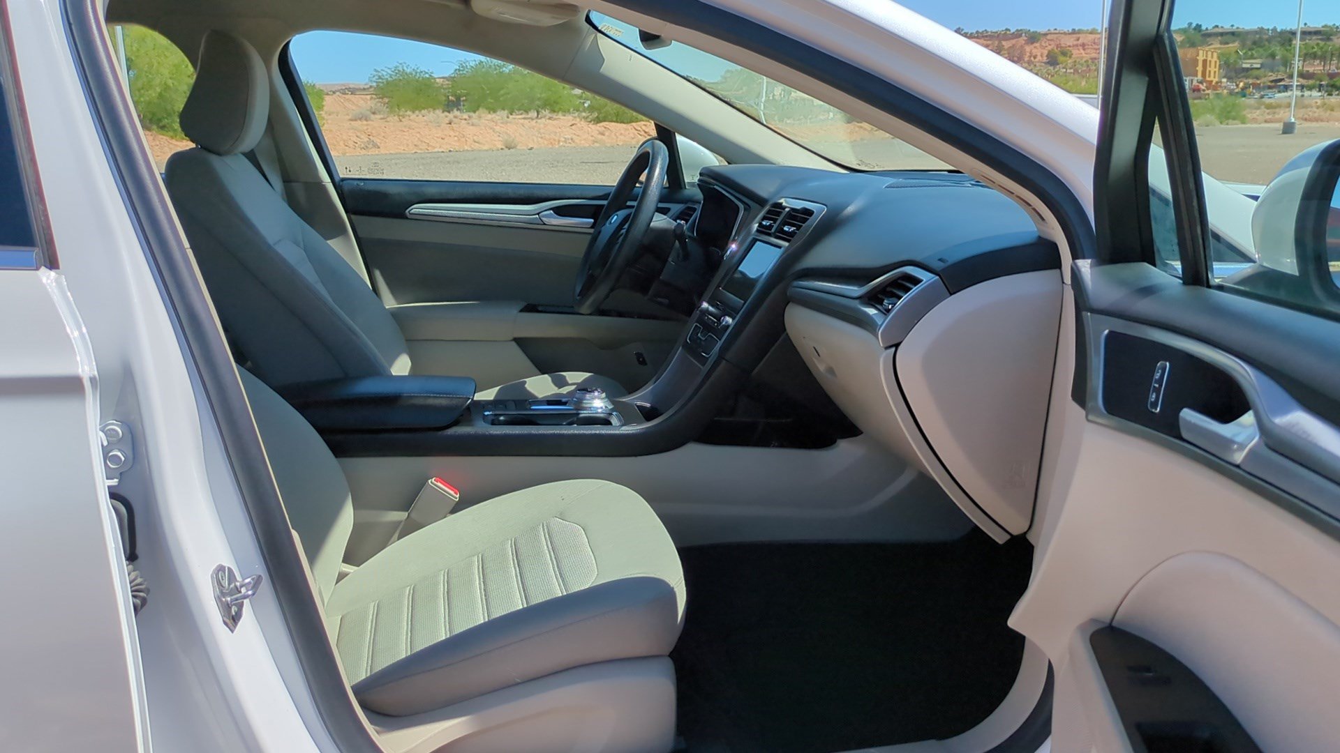 Used 2020 Ford Fusion SE FWD image 29