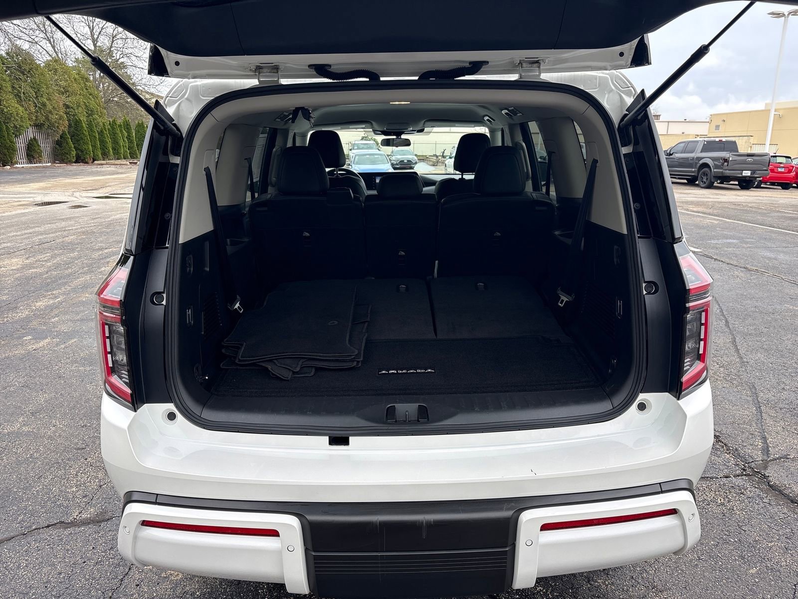 Used 2025 Nissan Armada SV AWD/4WD image 23