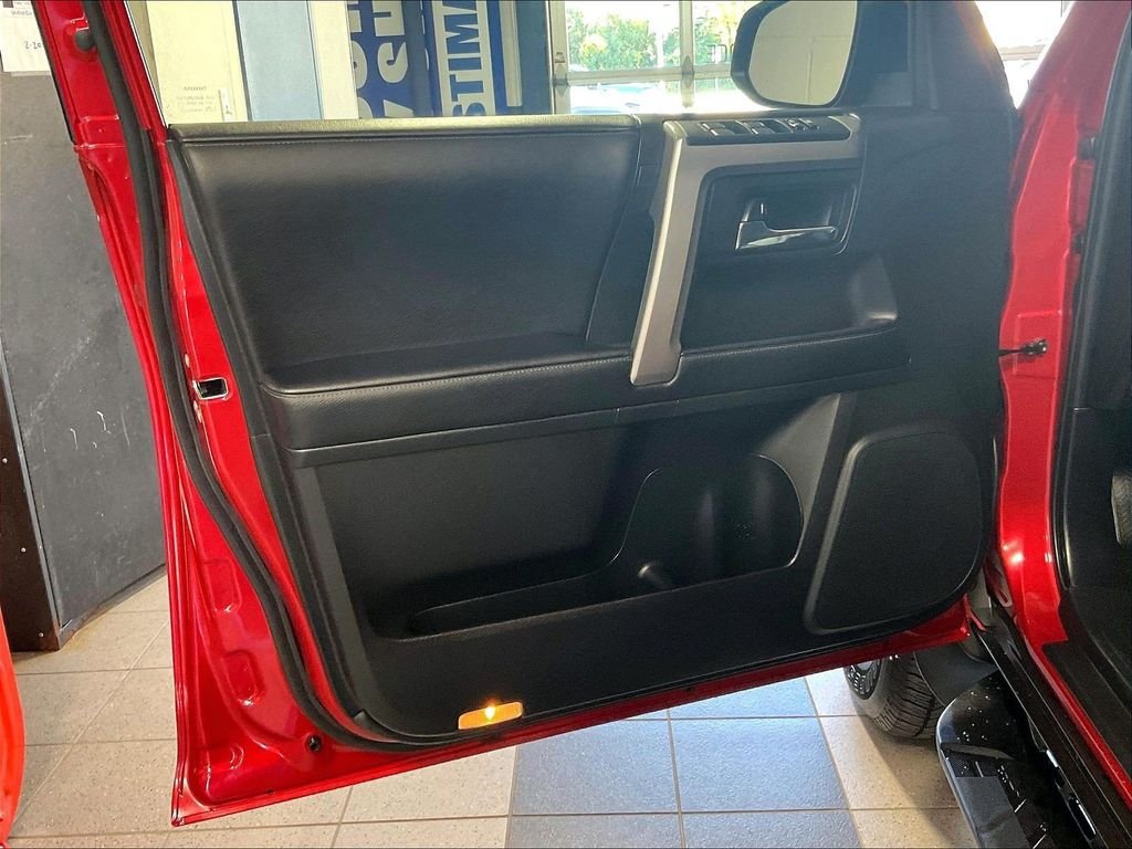 Used 2022 Toyota 4Runner SR5 AWD/4WD image 9