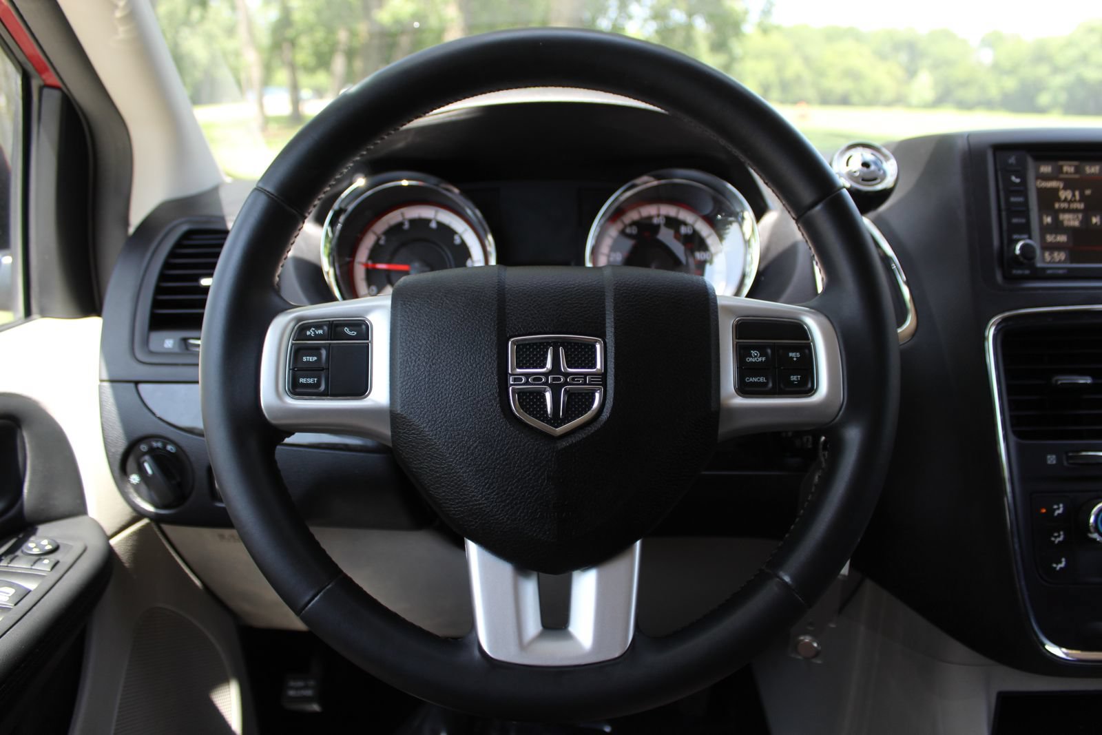 Used 2016 Dodge Grand Caravan SXT w/ UConnect Hands-Free Group FWD image 16