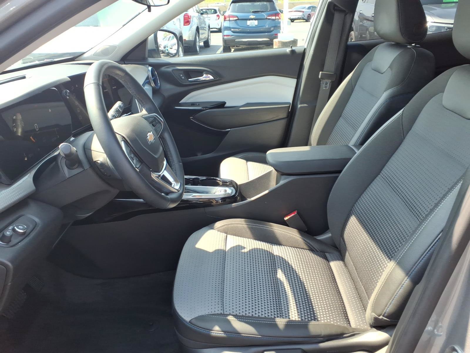 Used 2025 Chevrolet Trax LT w/ Driver Confidence Package FWD image 24