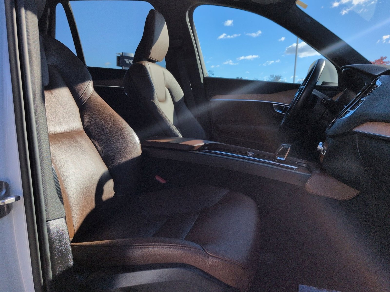 Used 2024 Volvo XC90 B6 Plus image 27