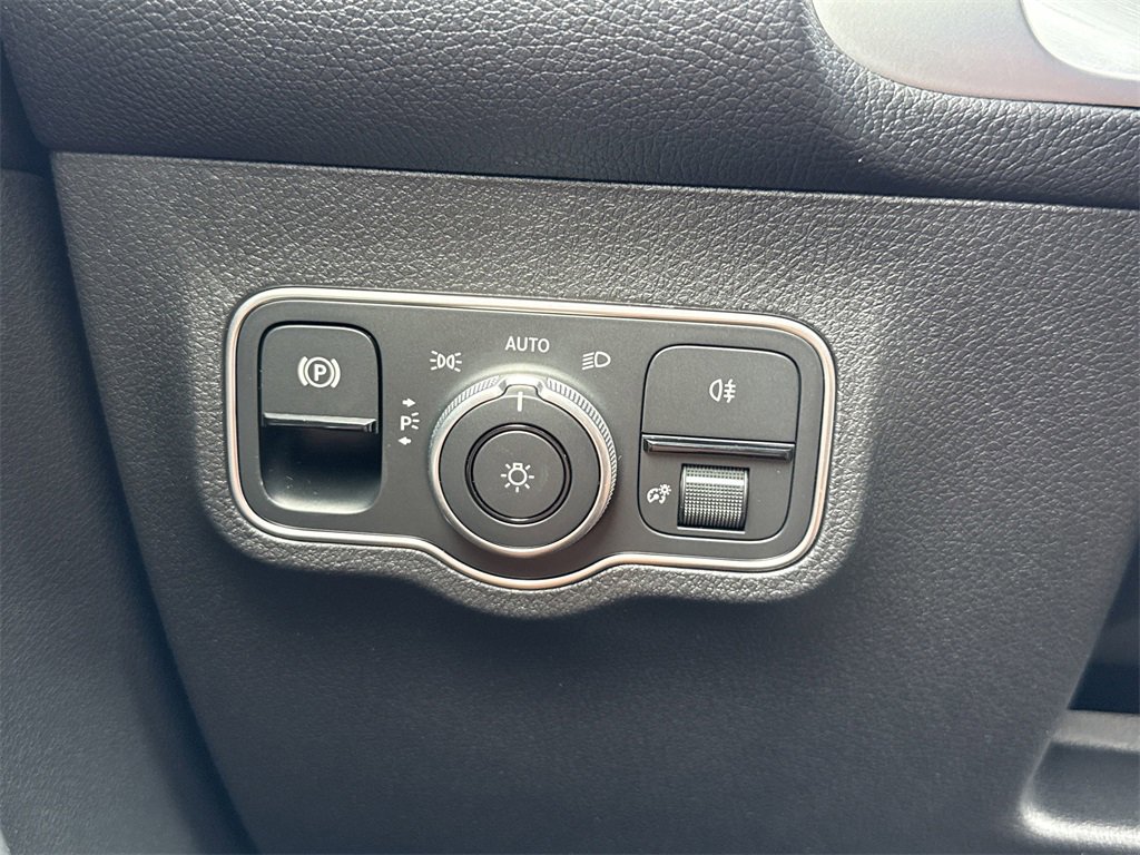 Certified 2025 Mercedes-Benz GLB 250 image 27