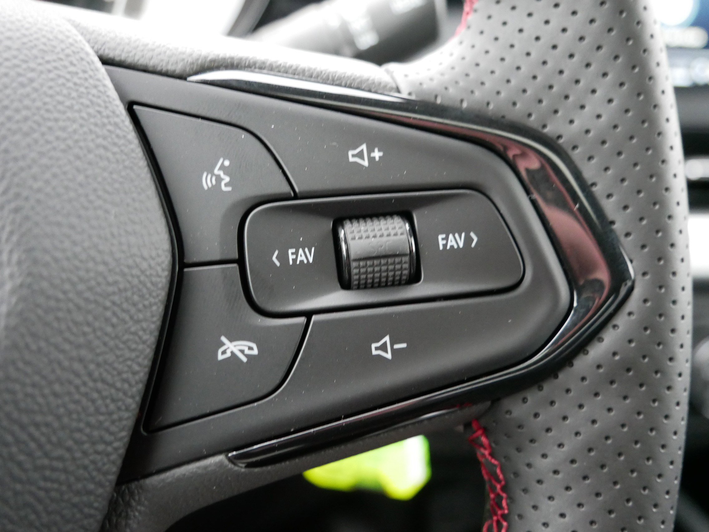 New 2026 Chevrolet Trax RS w/ Sunroof Package image 24