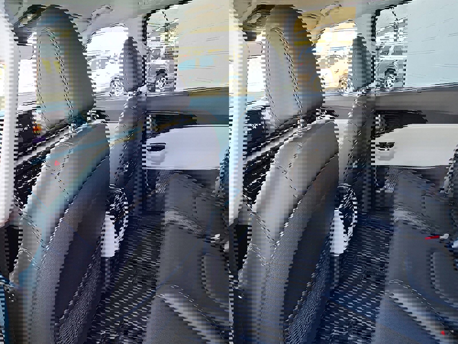 Used 2024 Kia Carnival EX image 7