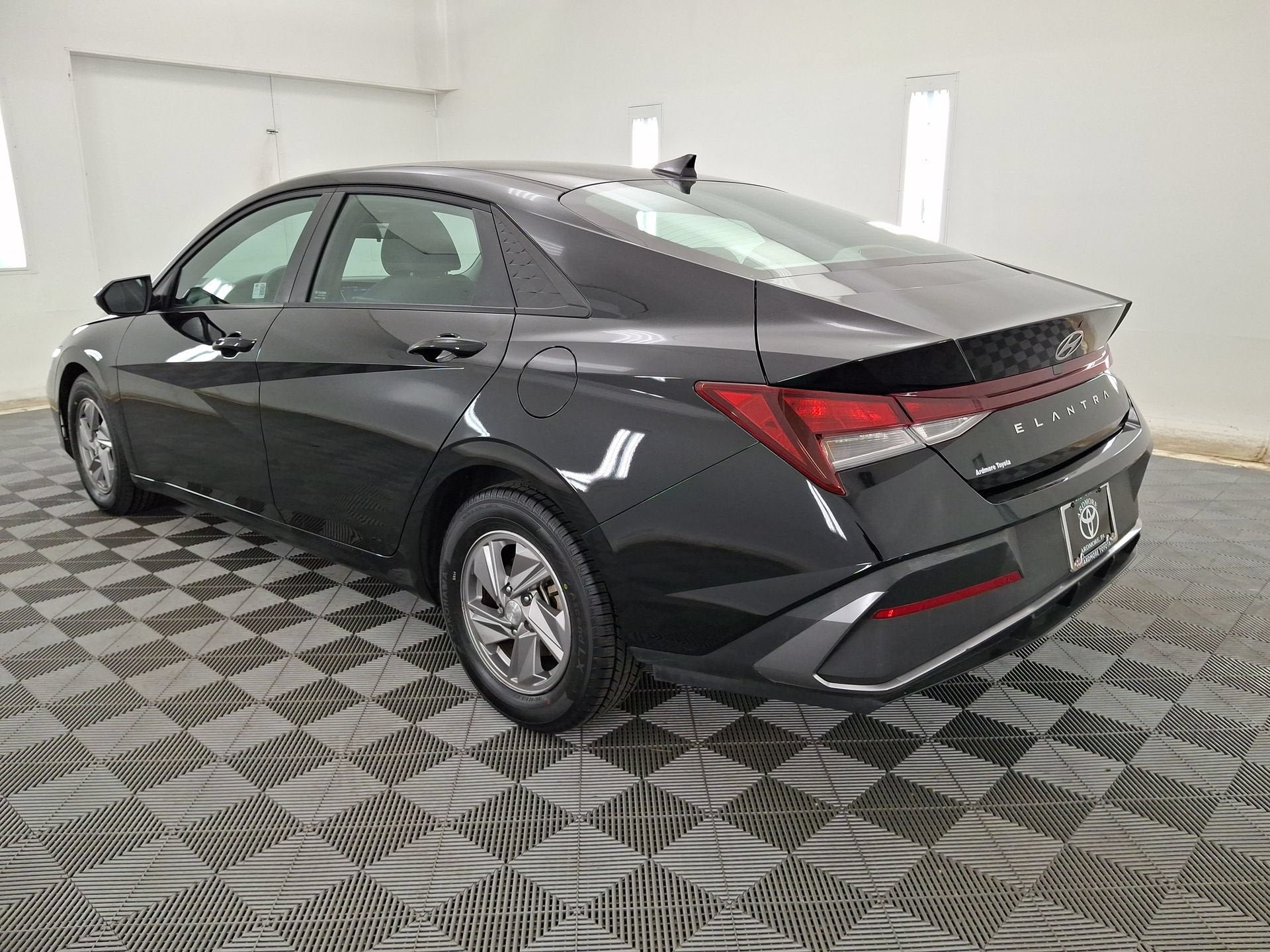 Used 2025 Hyundai Elantra SE w/ Cargo Package FWD image 21