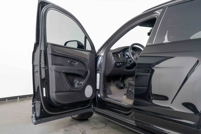 Used 2022 Bentley Bentayga AWD/4WD image 17