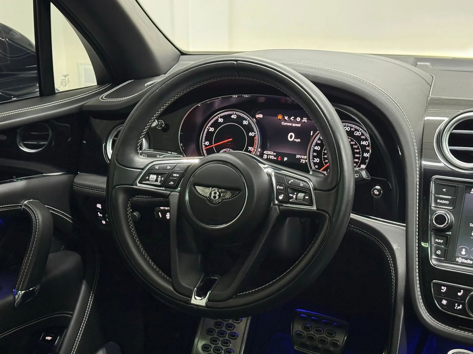 Used 2018 Bentley Bentayga image 26