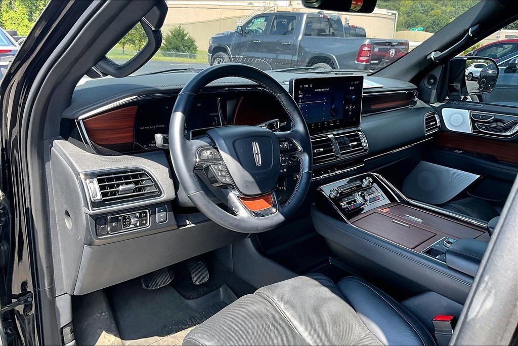 Used 2023 Lincoln Navigator Reserve AWD/4WD image 5