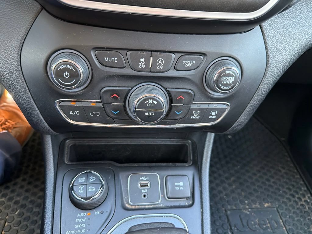 Used 2019 Jeep Cherokee Trailhawk AWD/4WD image 11