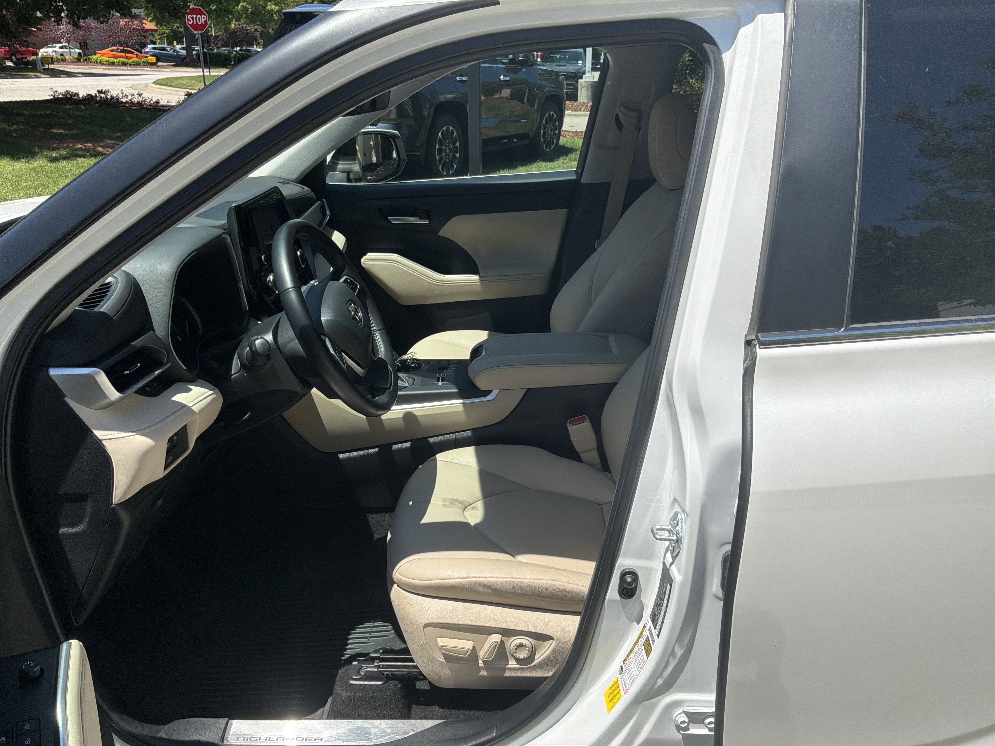 Used 2024 Toyota Highlander XLE FWD image 16