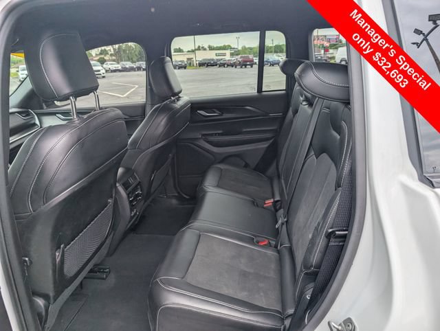 Used 2025 Jeep Grand Cherokee Altitude AWD/4WD image 10