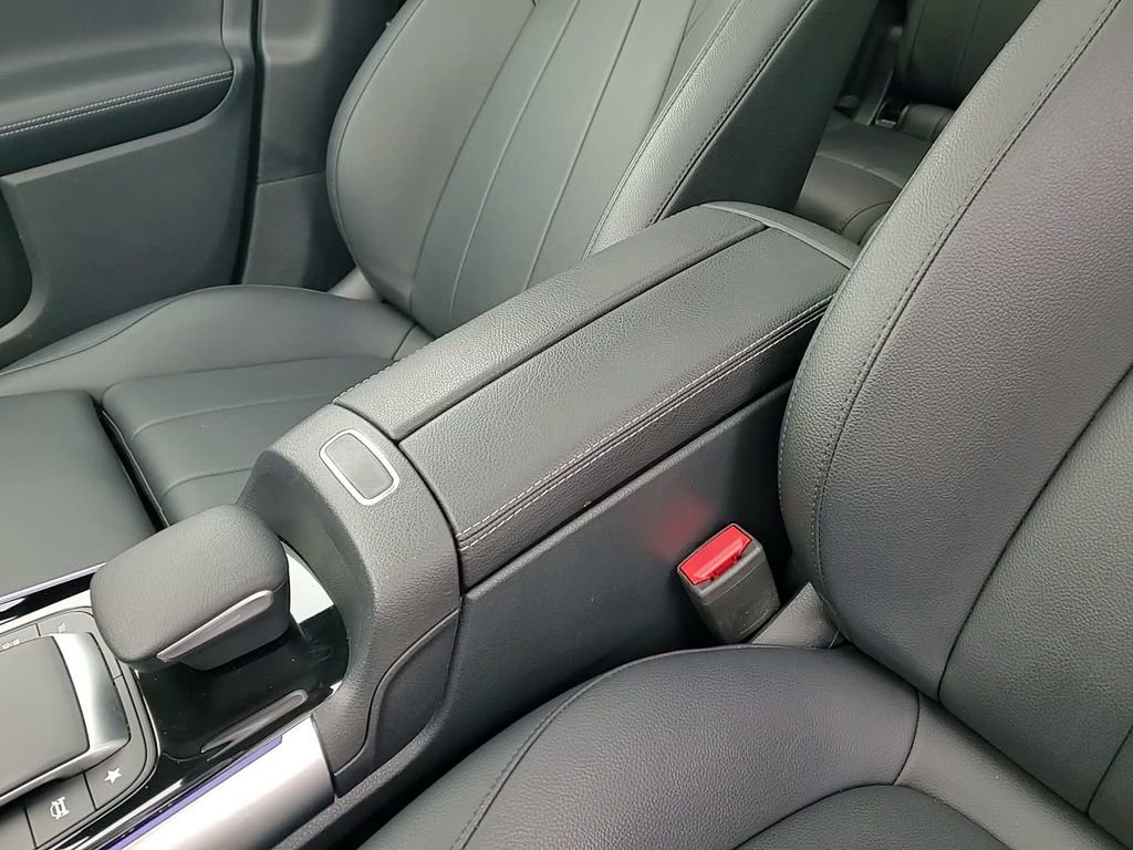 Used 2023 Mercedes-Benz GLB 250 4MATIC image 33