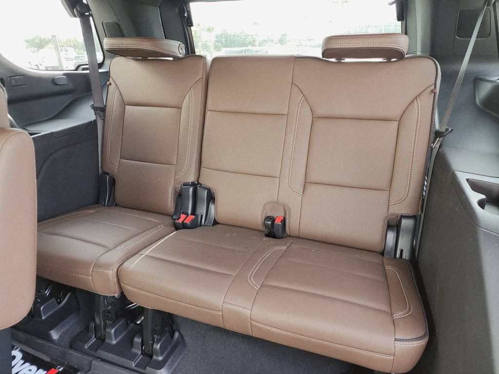Used 2025 Chevrolet Tahoe High Country AWD/4WD image 18