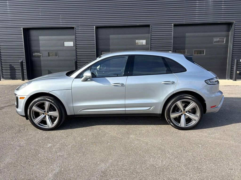 Certified 2024 Porsche Macan image 2