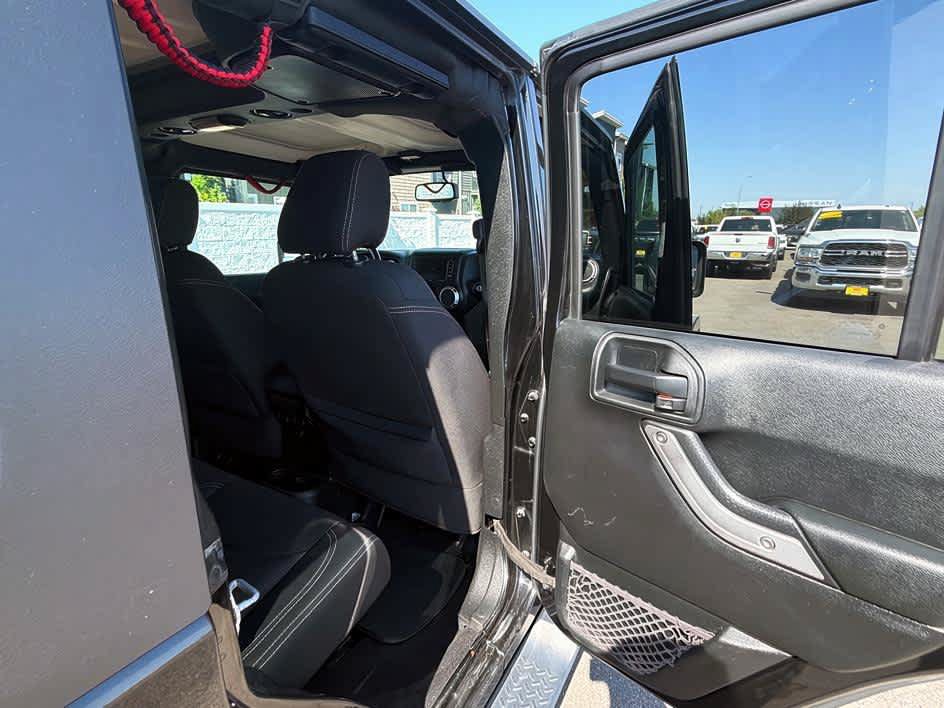 Used 2017 Jeep Wrangler Unlimited Sahara w/ Connectivity Group AWD/4WD image 25