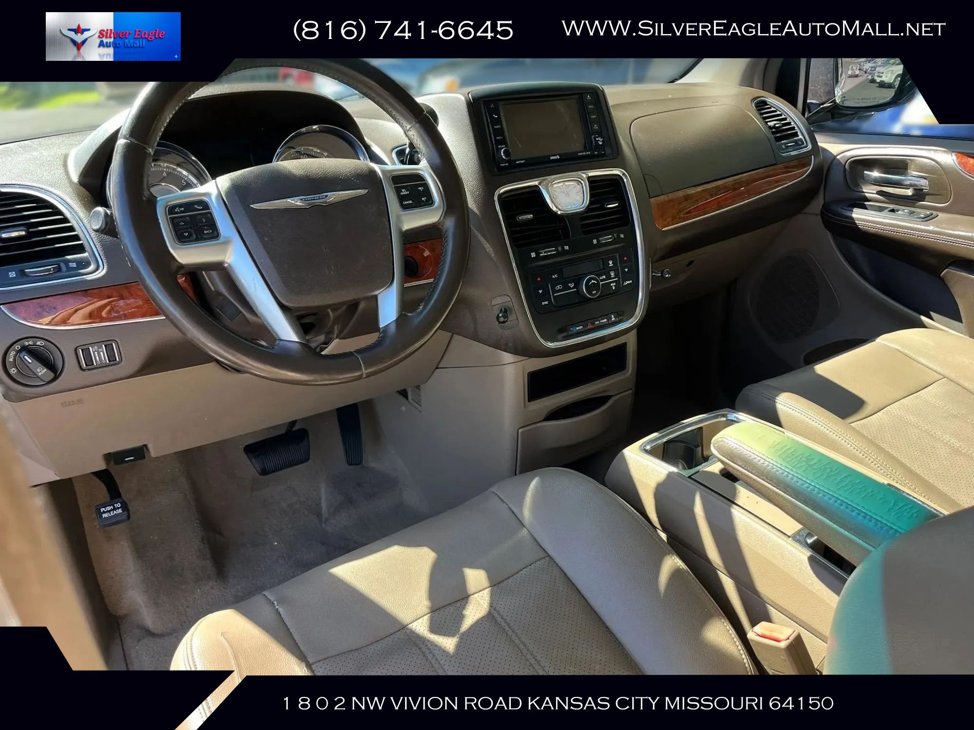 Used 2012 Chrysler Town & Country Touring w/ Entertainment Group #1 FWD image 8