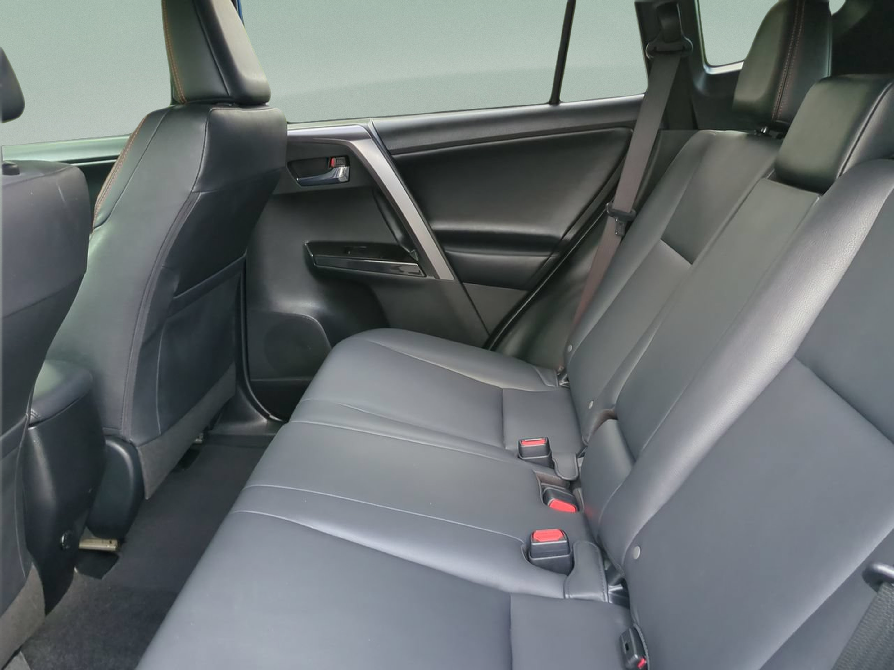 Used 2018 Toyota RAV4 SE w/ Cargo Management Package FWD image 18
