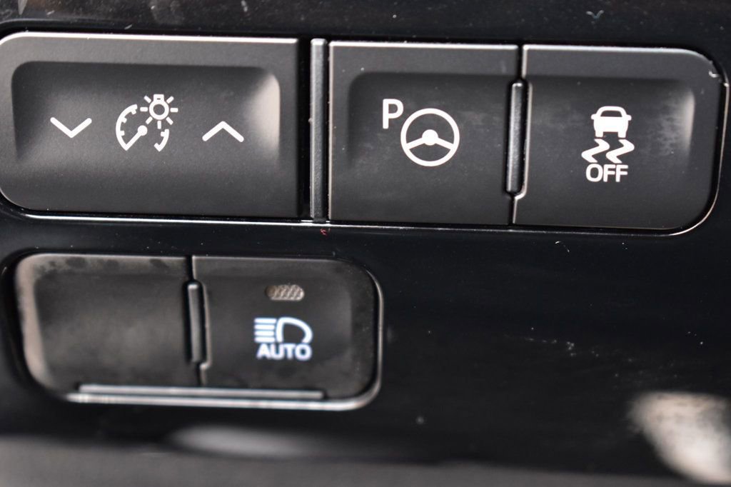 Used 2022 Toyota Prius LE image 40