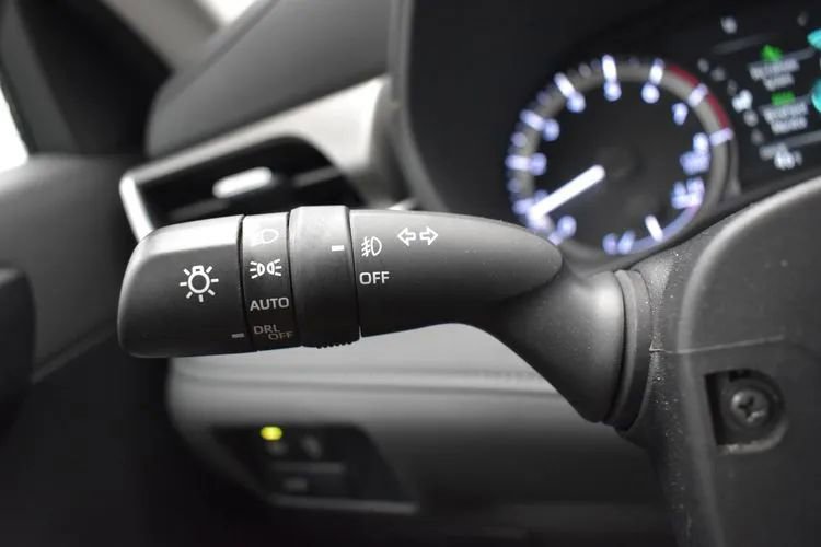 Used 2025 Toyota Highlander LE FWD image 25