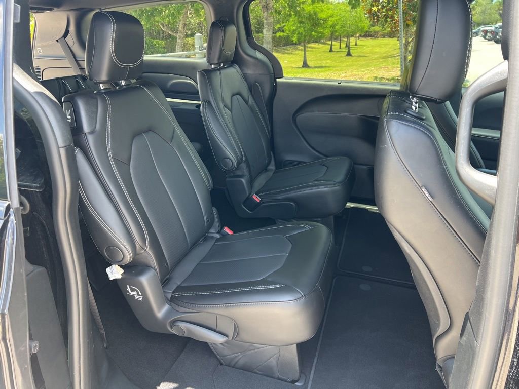 Used 2024 Chrysler Pacifica Touring-L w/ S Appearance Package FWD image 40