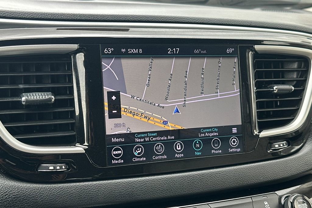 Used 2020 Chrysler Pacifica Touring-L w/ Premium Audio Group FWD image 24