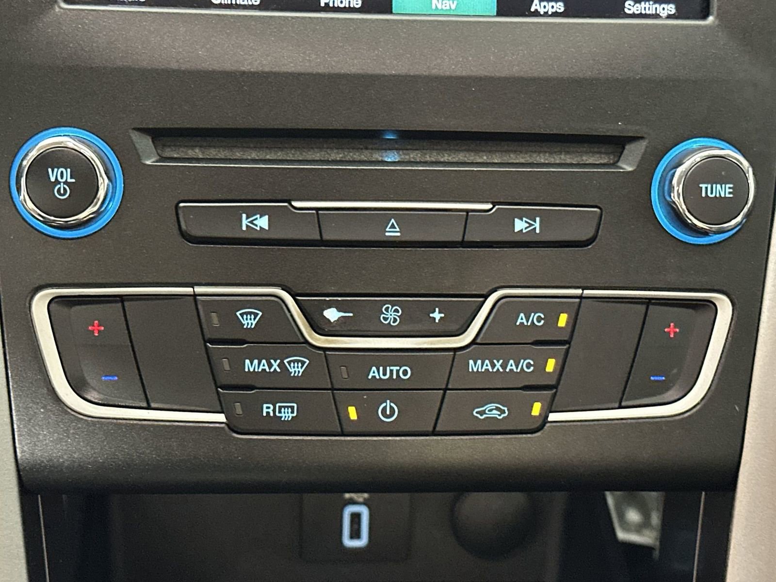 Used 2017 Ford Fusion SE w/ Fusion SE Technology Package image 23