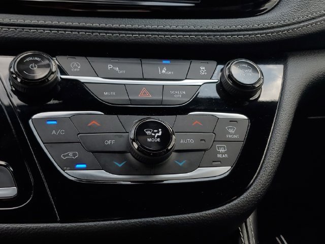 Certified 2025 Chrysler Pacifica Limited FWD image 32