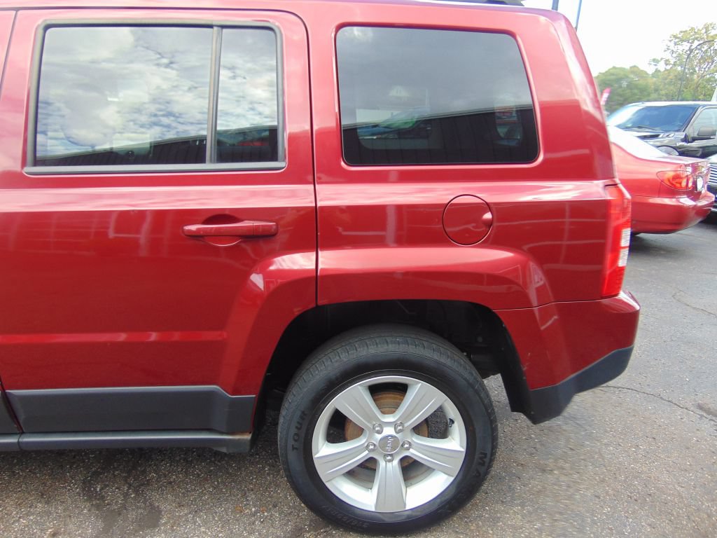 Used 2014 Jeep Patriot Latitude FWD image 12