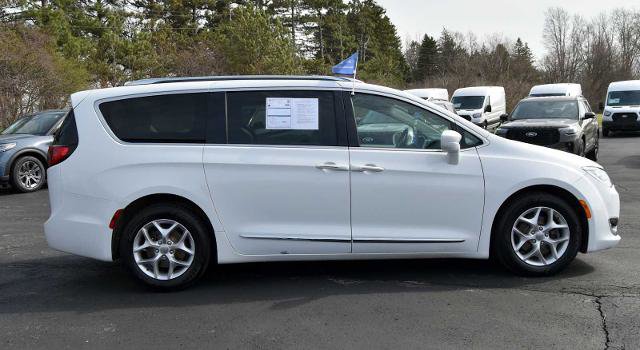 Used 2018 Chrysler Pacifica Touring-L Plus w/ Tire & Wheel Group image 2