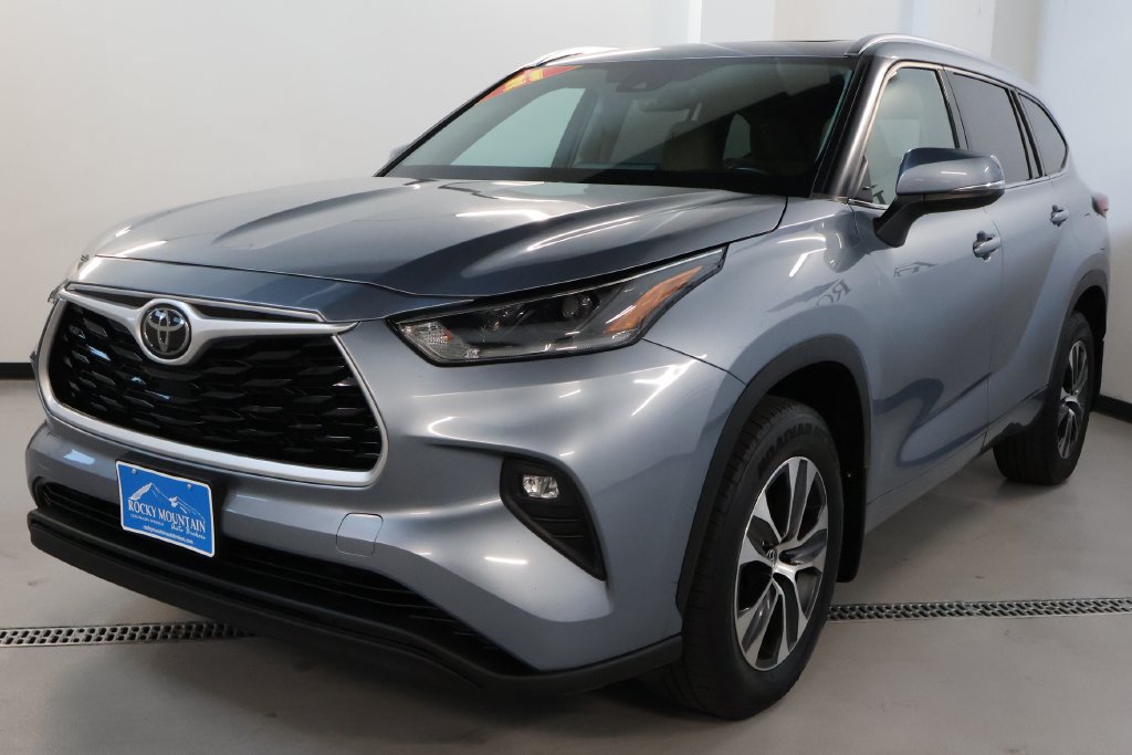Used 2021 Toyota Highlander XLE AWD/4WD image 3