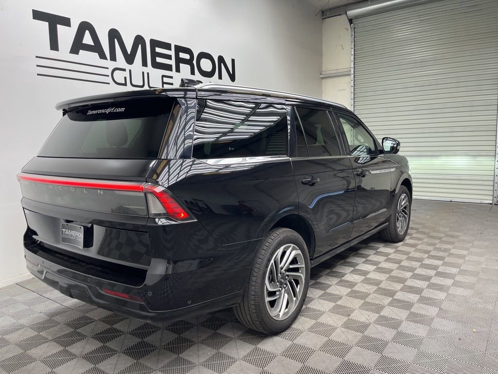 Used 2025 Lincoln Navigator Reserve image 7