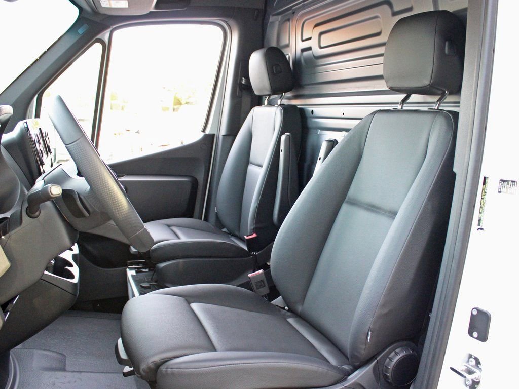Used 2025 Mercedes-Benz Sprinter 2500 image 10