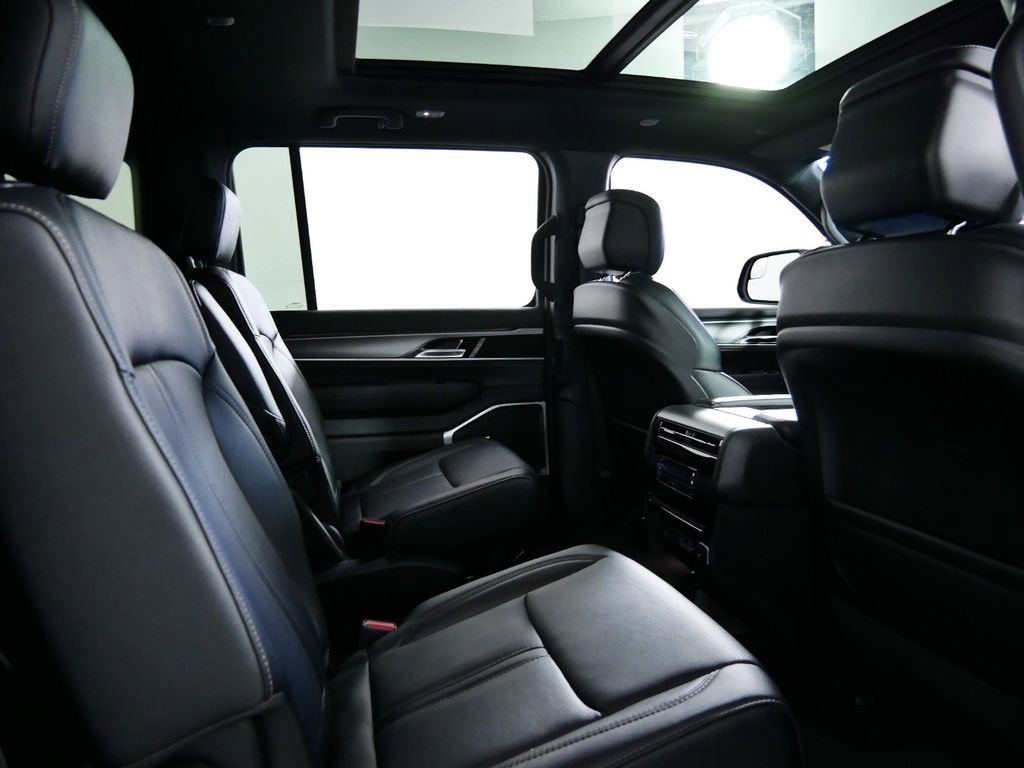 Used 2024 Jeep Wagoneer L Series II image 25