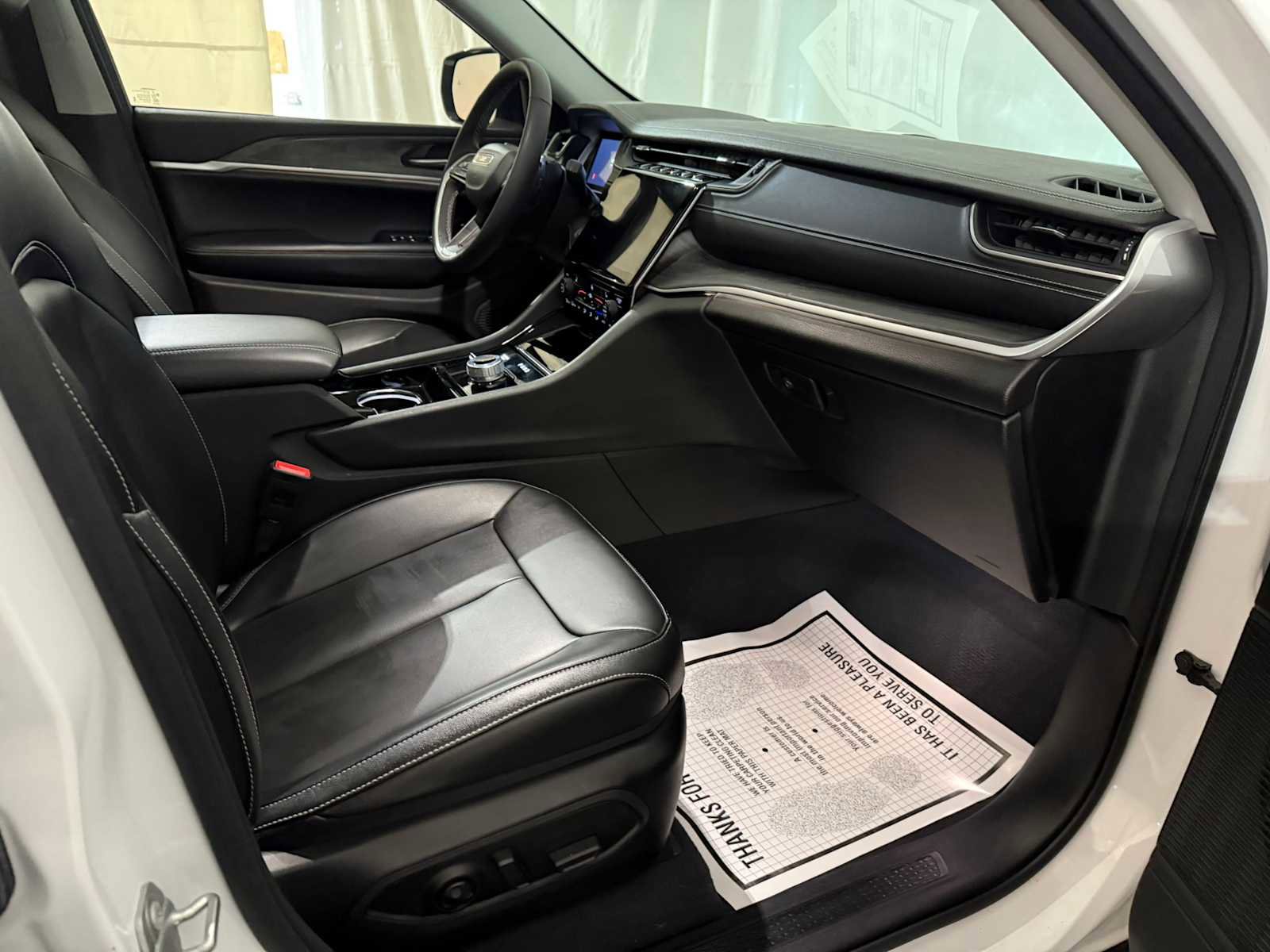 Used 2023 Jeep Grand Cherokee Limited w/ Black Appearance Package image 28