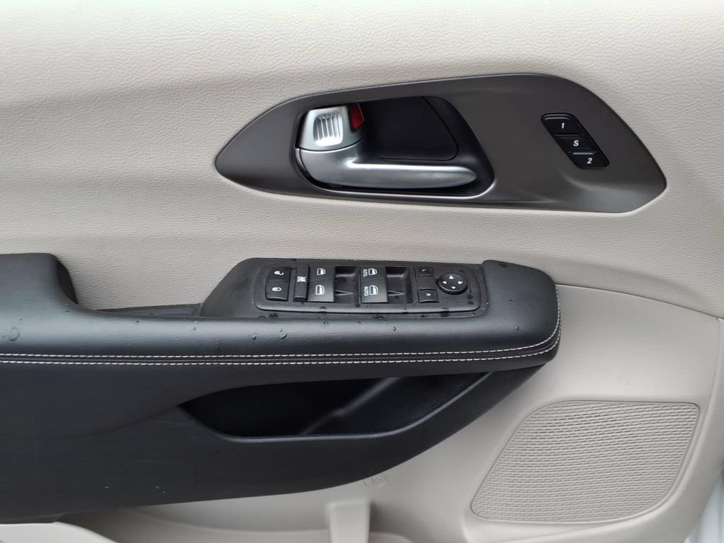 Used 2024 Chrysler Pacifica Touring-L FWD image 6