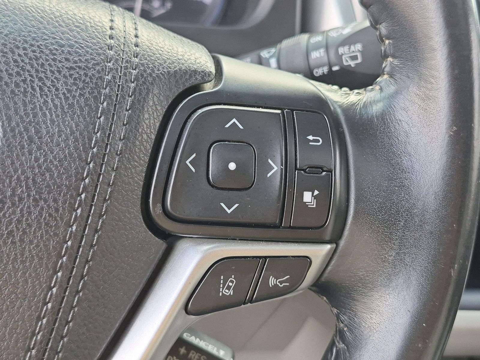 Used 2017 Toyota Highlander XLE AWD/4WD image 22