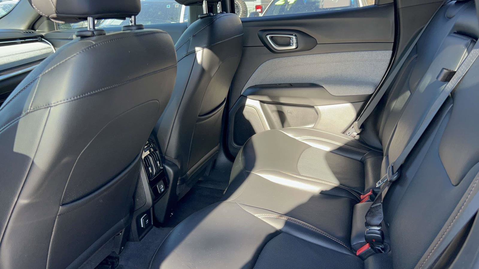 Used 2023 Jeep Compass Latitude image 32