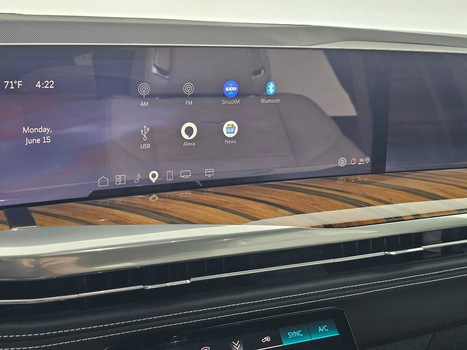 Certified 2025 Cadillac Escalade Sport Platinum w/ LPO, Floor Liner Package AWD/4WD image 28