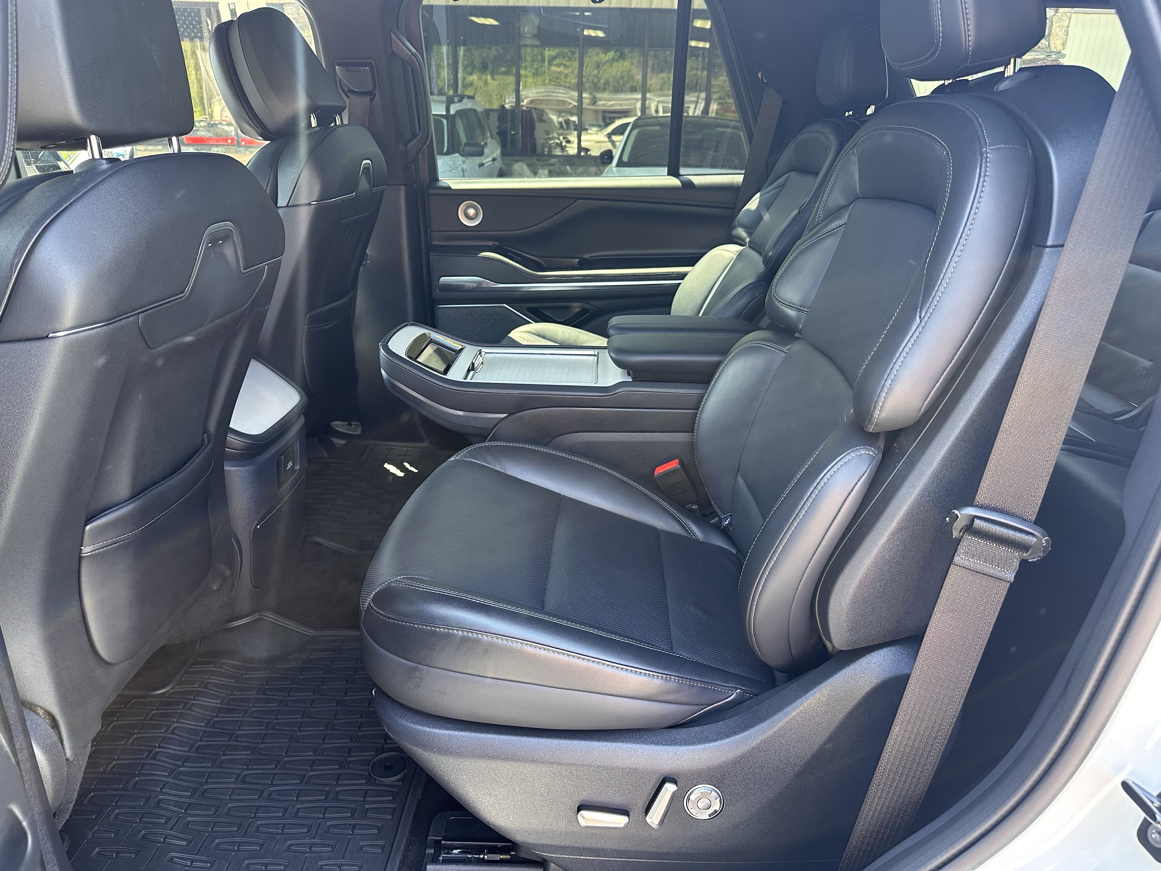 Used 2025 Lincoln Navigator Reserve w/ Jet Appearance Package AWD/4WD image 13