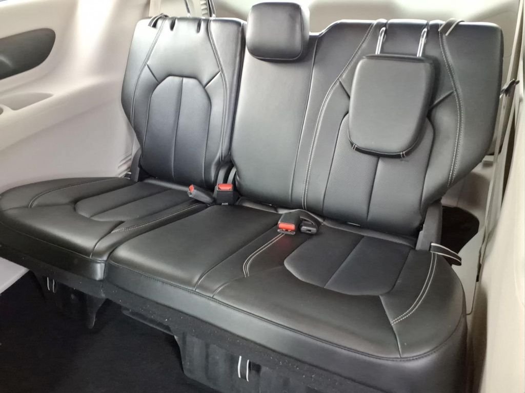Used 2024 Chrysler Pacifica Touring-L FWD image 13