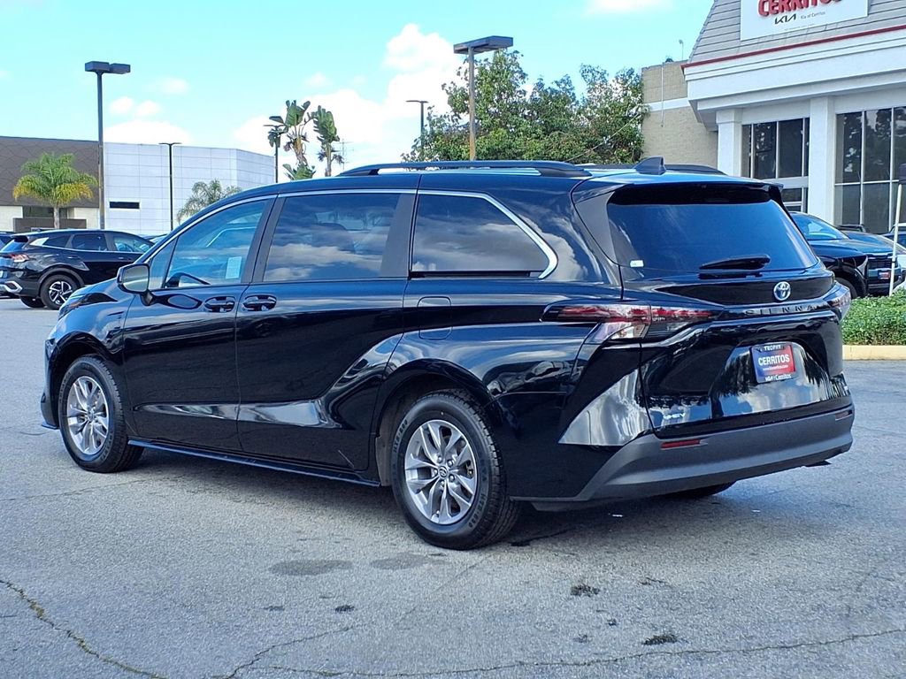 Used 2025 Toyota Sienna LE image 3