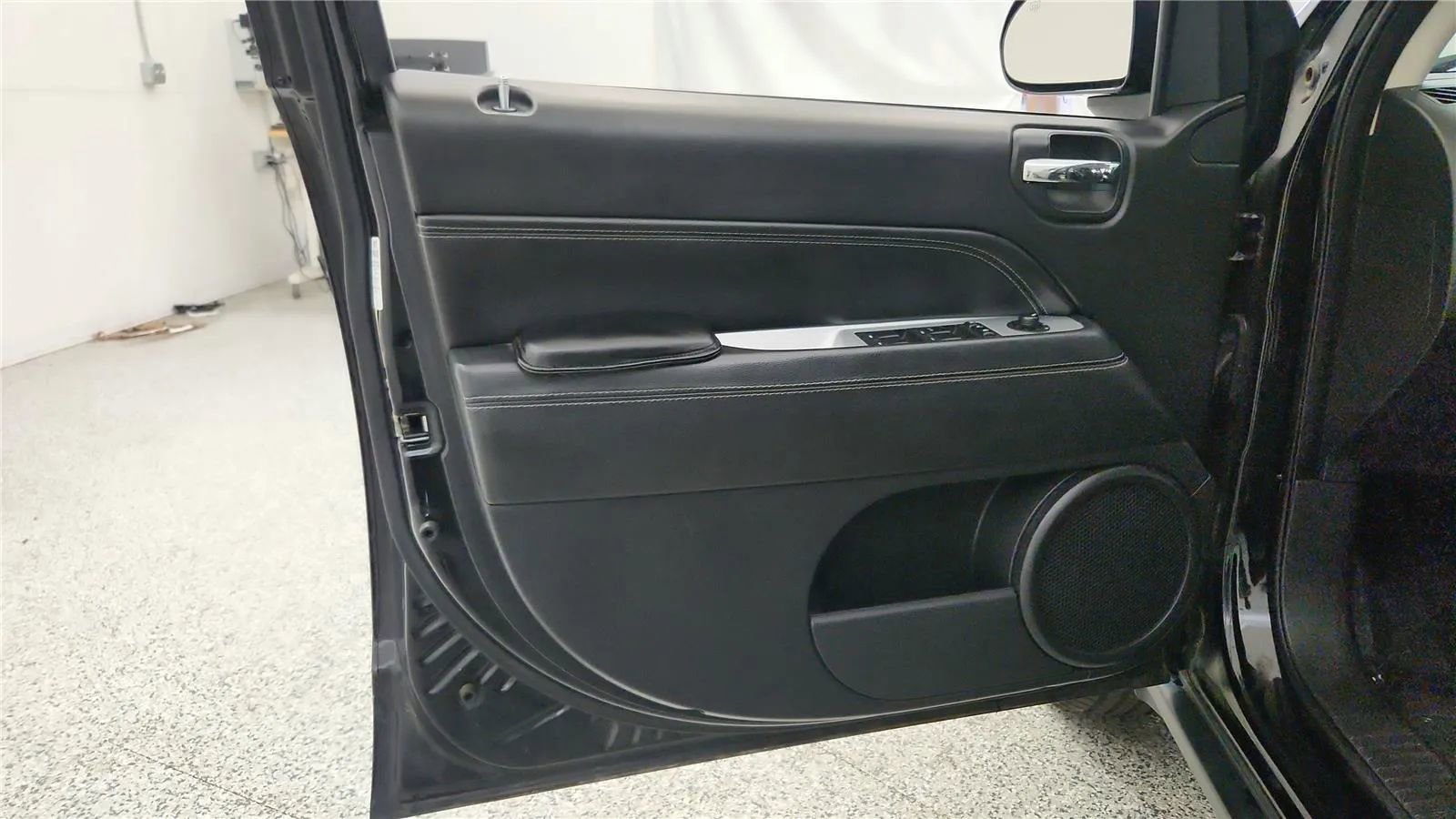 Used 2017 Jeep Compass Latitude image 29