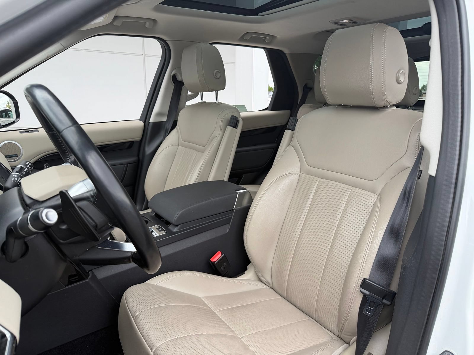 Used 2019 Land Rover Discovery SE AWD/4WD image 13