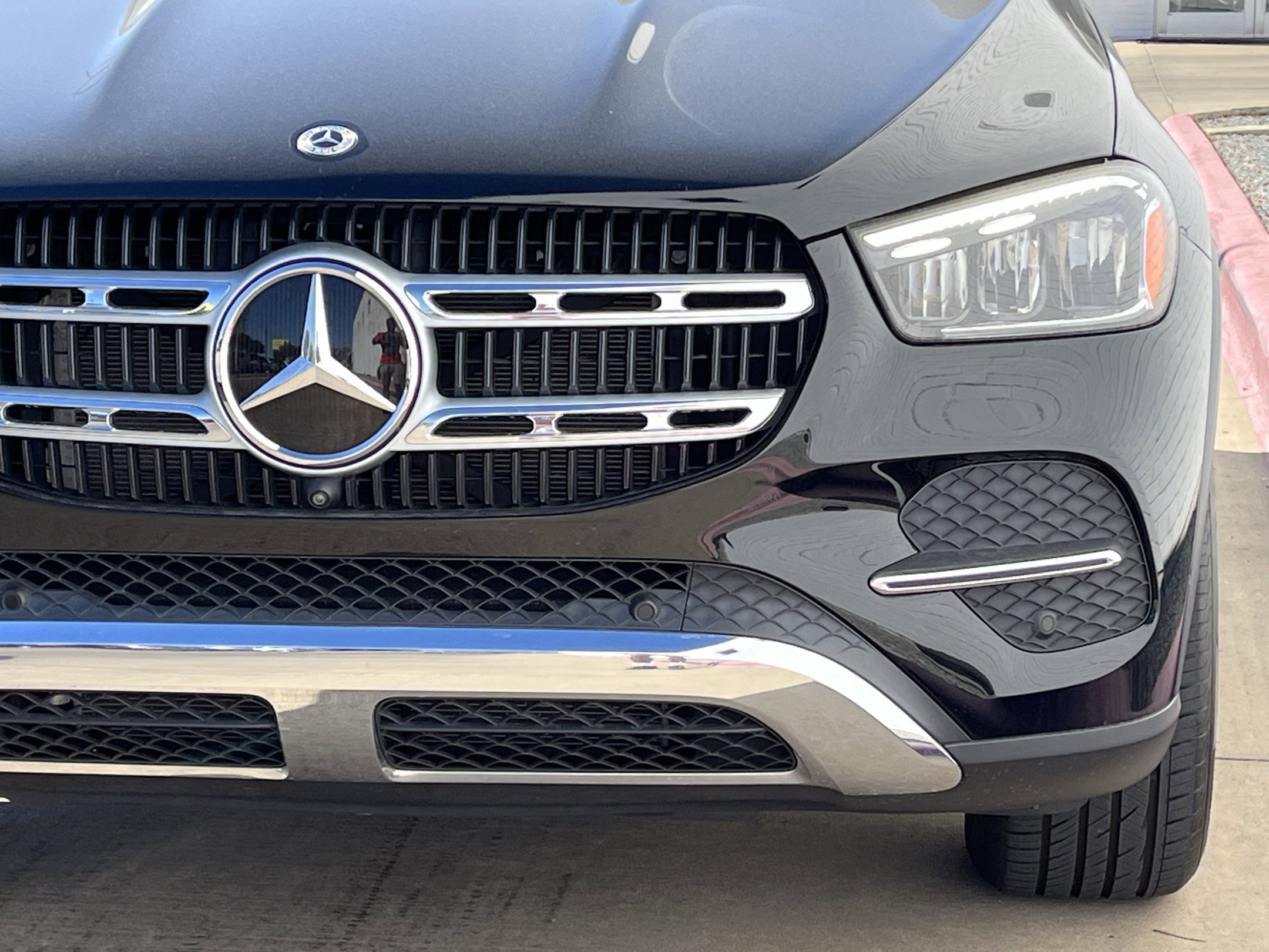 Used 2025 Mercedes-Benz GLE 350 4MATIC w/ Driver Assistance Package image 9
