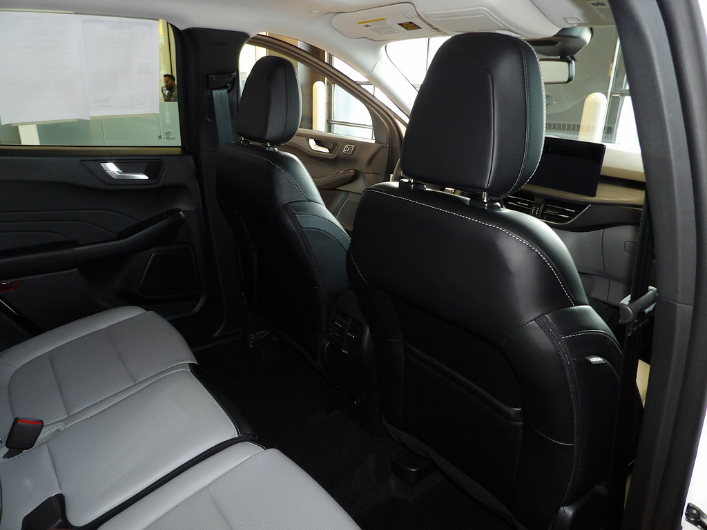 Used 2025 Ford Escape Platinum AWD/4WD image 17