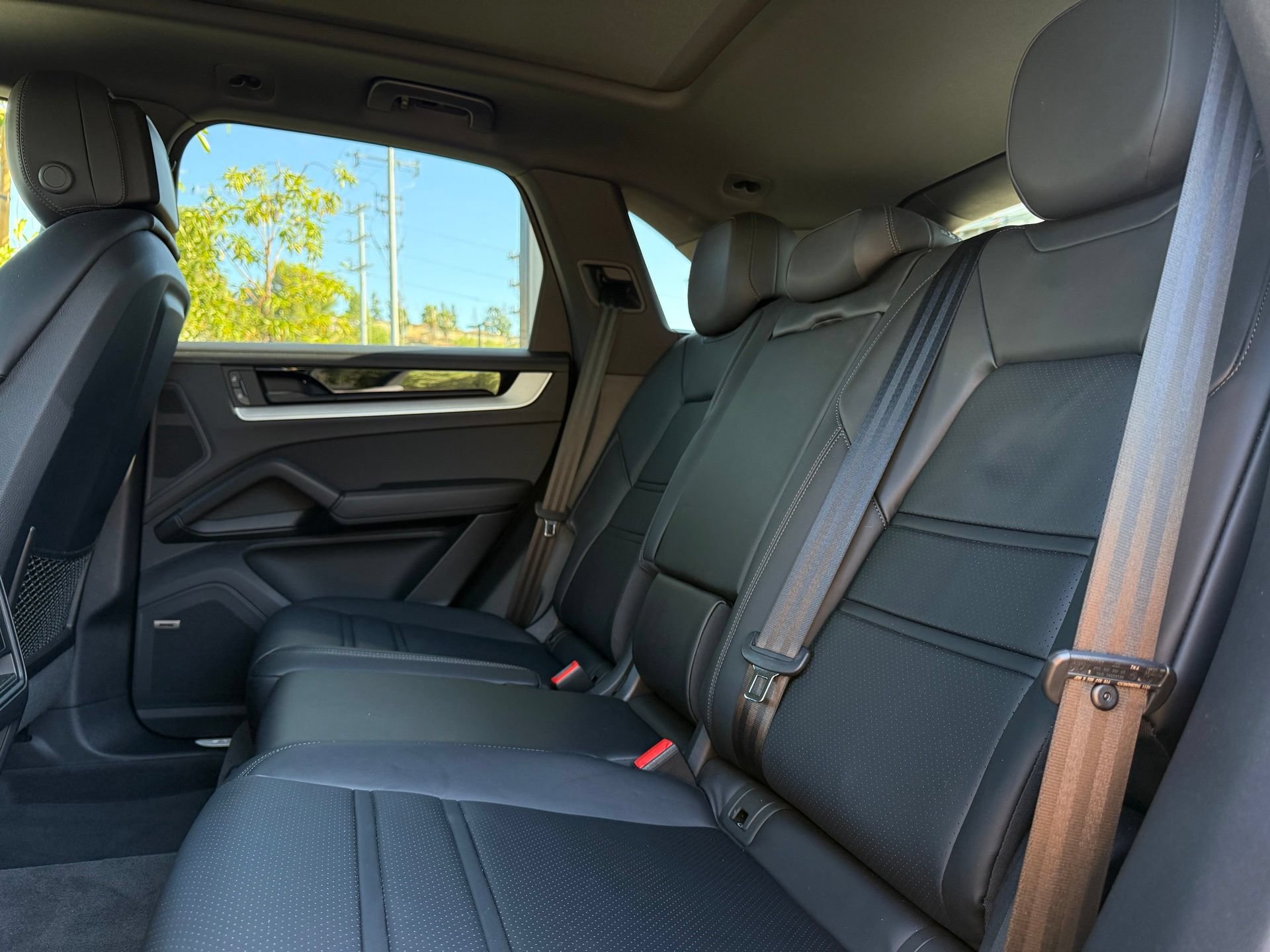Certified 2024 Porsche Cayenne AWD/4WD image 28